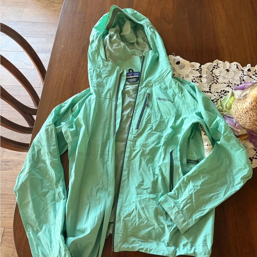 Patagonia Light Green rain Jacket size small - Picture 1 of 4